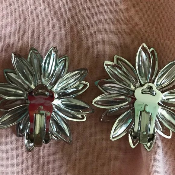 1960s Large Rhinestone Daisy Brooch and Earrings Set - VLV - Rockabilly Jewelry - Picture 5 of 5